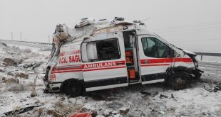 Hakkari'de ambulans kaza yaptı: 3 yaralı
