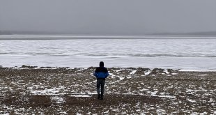 Ardahan'da Aktaş Gölü'nün yüzeyi kısmen buz tuttu