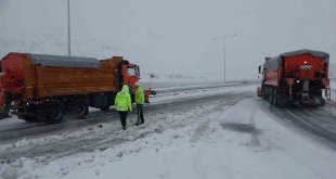 Bitlis'te kar yağışı etkili oldu 100'e yakın araç yolda kaldı