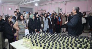 Geleceğin eczacıları, Iğdır'daki kozmetik üretim tesislerinde mesleki tecrübe kazanıyor