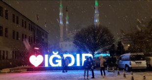 Iğdır merkeze mevsimin ilk karı yağdı