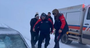 Kars'ta kar ve tipi nedeniyle biri kaybolan, diğerleri mahsur kalan 27 kişiyi ekipler kurtardı