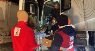 Türk Kızılay gönüllüleri, Tendürek Geçidi'nde mahsur kalan sürücülere ikramda bulundu