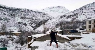 Girlevik Şelalesi beyaza büründü, köyde yaşayan vatandaşlar bacalarını küredi