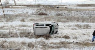 Kamyonet şarampole yuvarlandı: 2 yaralı