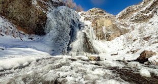 Kars'ta Susuz Şelalesi kısmen dondu