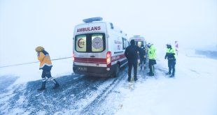 Kars'ta Hanlar Geçidi'nde 3 aracın karıştığı kazada 17 kişi yaralandı