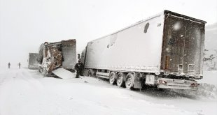 Ardahan'da yoğun kar ve tipi zincirleme trafik kazasına neden oldu