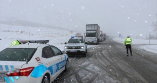 Erzincan'da kar ve tipi nedeniyle ulaşım güçlükle sağlanıyor