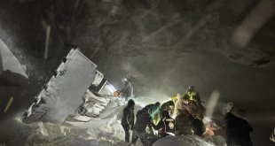 Ağrı'da yol açma çalışması yapan iş makinesi uçuruma yuvarlandı