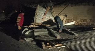 Erciş'te fırtına ev ve ahırın çatısını uçurdu