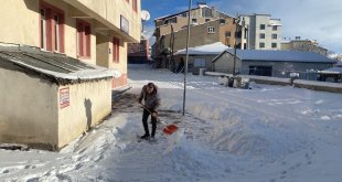 Karlıova'da yoğun kar, 40 köy yolunu ulaşıma kapattı