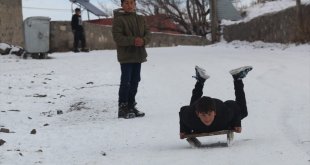 Kars'ta 'kar tatilini' fırsat bilen çocuklar kızakla kaydı
