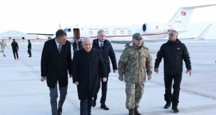 Bakan Güler, Hakkari'deki Dağ ve Komando Tugay Komutanlığında incelemelerde bulundu