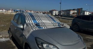 Ağrı dondu, araçlar battaniye ile korundu