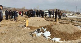 Ağrı'da yol açmaya giden iş makinasının devrilmesi sonucu hayatını kaybeden 4 kişi toprağa verildi