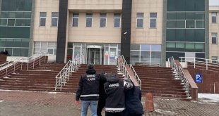 Kars'ta otomobilde uyuşturucuyla yakalanan 2 zanlı tutuklandı