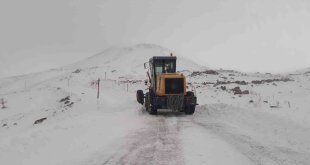Muradiye'de yol açma çalışmaları devam ediyor