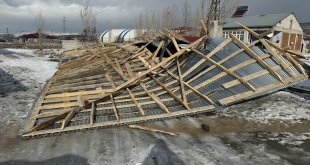 Ağrı'da kuvvetli fırtına trafo binasının çatısını uçurdu