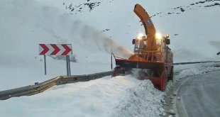 Yüksekova'da karla mücadele çalışması