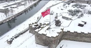 Karla kaplanan tarihi Ardahan Kalesi havadan görüntülendi