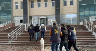 Kars'ta biri FETÖ/PDY terör örgütü üyesi 3 kişi yakalandı