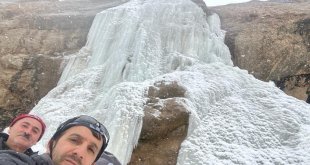 Ağrı'da 33 metre yükseklikteki şelale dondu