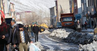 Bingöl'de kar nedeniyle kapanan köy yolları açıldı