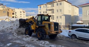 Karlıova'da karlar kamyonlarla ilçe dışına taşıyor