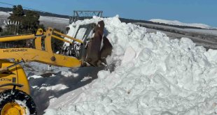 Sarıkamış'ta kardan şehit heykelleri taşınan karla yapılacak