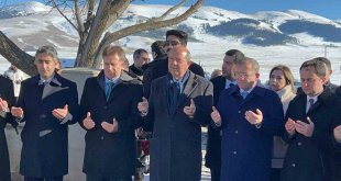 KKTC Cumhurbaşkanı Ersin Tatar'dan şehitlik ziyareti