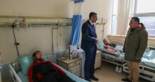 Hakkari Valisi Çelik, Irak'ın kuzeyinde yaralanan askerleri ziyaret etti