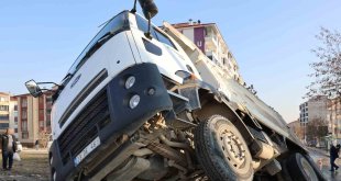 Elazığ'da ilginç kaza: Yol çöktü kamyon çukura düştü