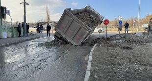 Elazığ'da yolun çökmesi sonucu yan yatan hafriyat kamyonunun sürücüsü yaralandı