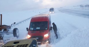 Ardahan'da kar ve tipi nedeniyle yolda mahsur kalan 343 araç kurtarıldı