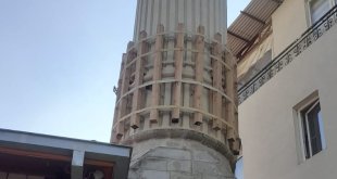 Tahtalarla güçlendirilen az hasarlı minare korkutuyor