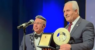 Eleşkirt Belediye Başkanı'na İstanbul'da ödül