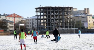 Muş'ta veteran takımı kar örtüsü üzerinde futbol oynadı