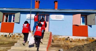 Ağrı'da Kızılay gönüllüleri vatandaşların yüzünü güldürüyor