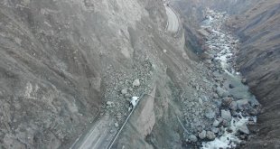Hakkari'de heyelan yüzünden düşen kayaların çarptığı kamyonetteki 3 kişi yaralandı