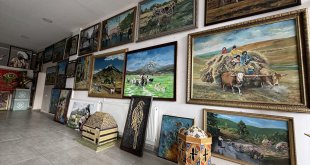 Ağrı'da 63 yaşındaki akademisyen çocukluğundan beri tabiatı resmediyor