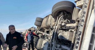 Kars'ta devrilen tırda can pazarı