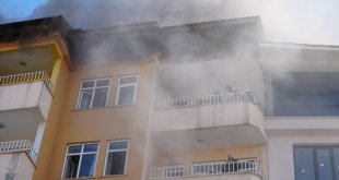 Muş'ta yangın çıkan binada mahsur kalanlar itfaiye ekiplerince kurtarıldı