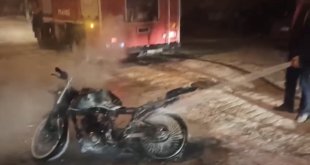 Elazığ'da seyir halindeki motosiklet yandı