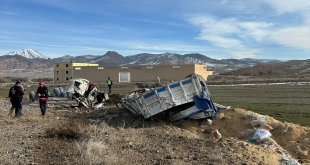 Ağrı'da şarampole yuvarlanan kamyonun sürücü öldü