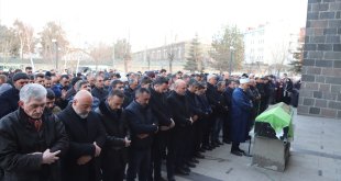 Erzurum'da şarampole devrilen otomobilde hayatını kaybeden katip toprağa verildi