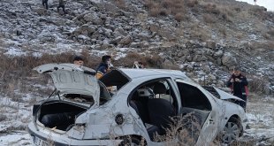 Ağrı'da şarampole devrilen otomobildeki 3 kişi yaralandı