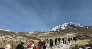 Doğa tutkunları küresel ısınmaya dikkati çekmek için Ağrı Dağı'na tırmandı