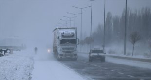 Ağrı'da dere ve nehirler buz tuttu