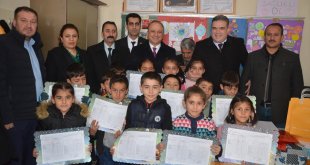 BBP Genel Başkan Yardımcıları Çomaklı ve Serin, Yüksekova'da öğrencilere karne dağıttı